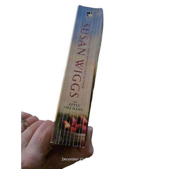 The apple orchard by Susan Wiggs mira books isbn 9780778318330 - Picture 5 of 5